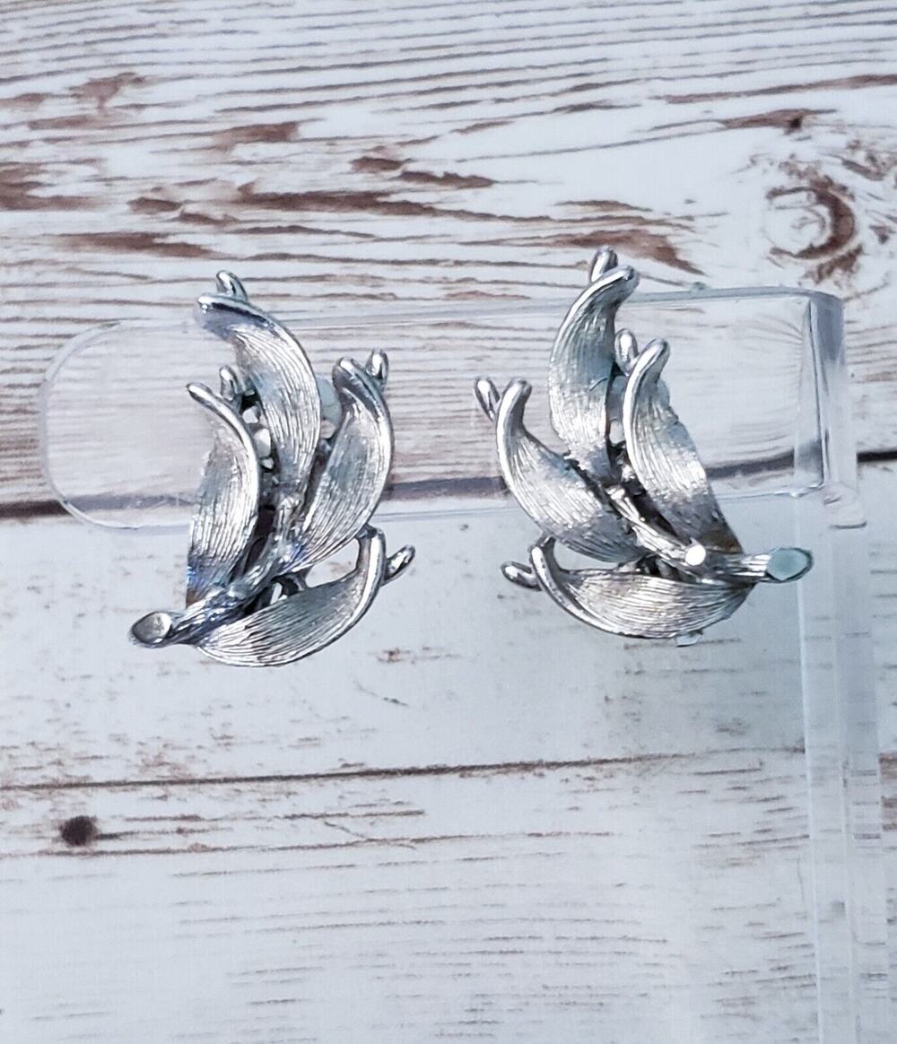 Vintage Lisner Clip On Earrings - Silver Tone Leaves